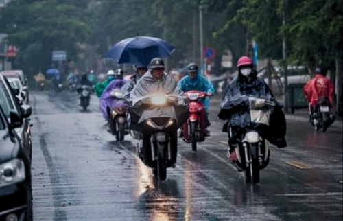 Đi xe máy trời mưa - Trùm áo mưa giảm sáng đèn.