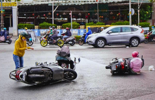 Đi xe máy trời mưa - Xe mất phanh