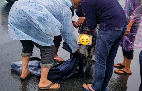 Đi xe máy trời mưa - áo mưa cồng kềnh nguy hiểm